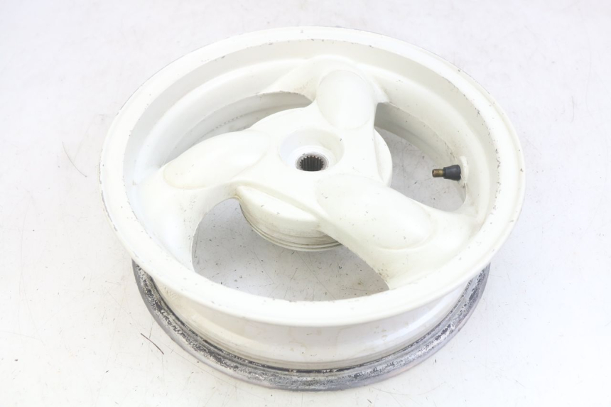 photo de LLANTA TRASERA KYMCO AGILITY 4T 50 (2005 - 2018) - Primer plano de alta resolución