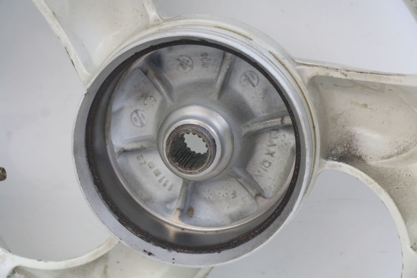 photo de LLANTA TRASERA KYMCO AGILITY 4T 50 (2005 - 2018) - Primer plano técnico