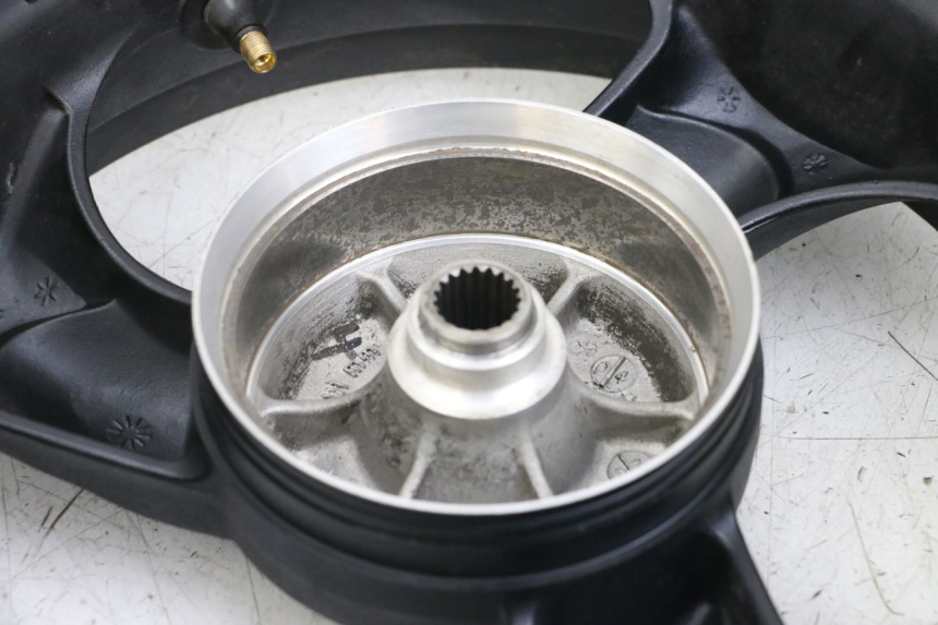 photo de LLANTA TRASERA KYMCO AGILITY FR 2T 50 (2012 - 2017) - Zoom sobre los componentes