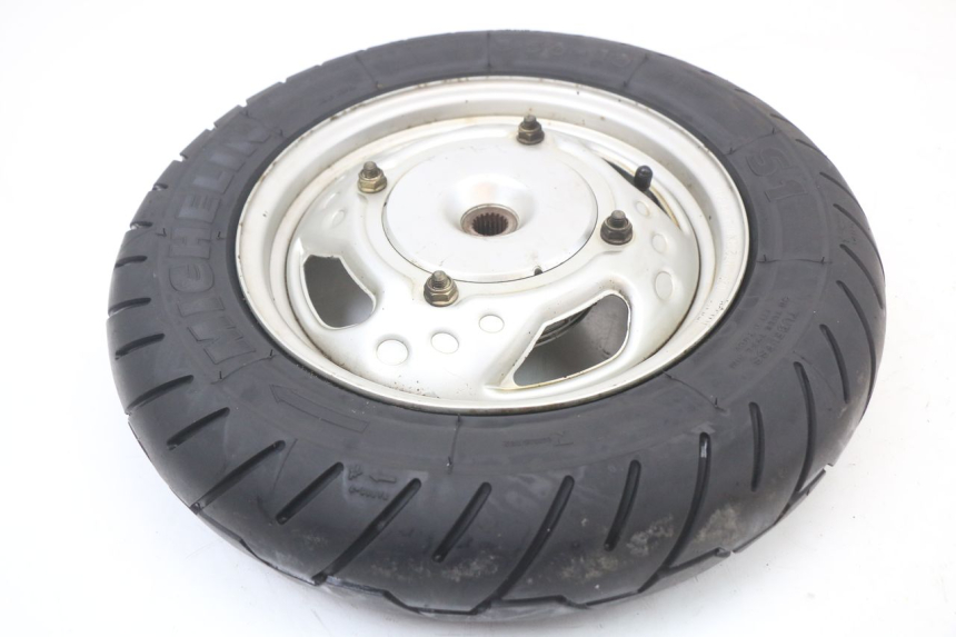 photo de LLANTA TRASERA KYMCO AGILITY PREMIUM 50 (2007 - 2010) - Primer plano técnico