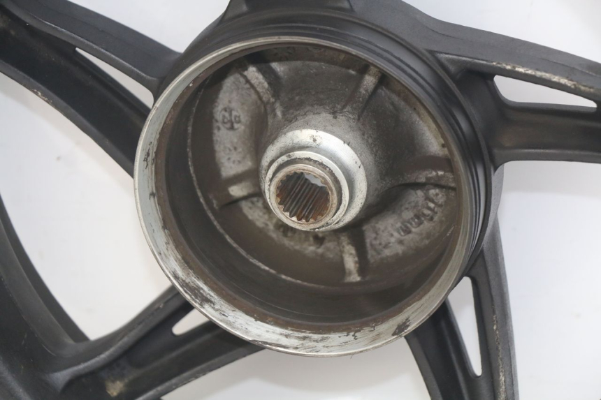 photo de LLANTA TRASERA KYMCO AGILITY RS 4T 50 (2009 - 2013) - Primer plano técnico