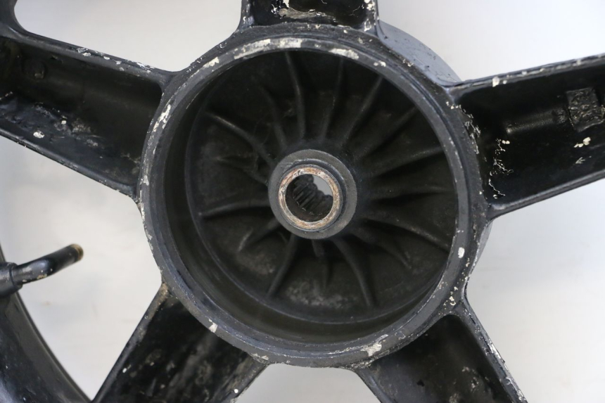 photo de LLANTA TRASERA MBK BOOSTER SPIRIT 50 (2004 - 2017) - Primer plano técnico