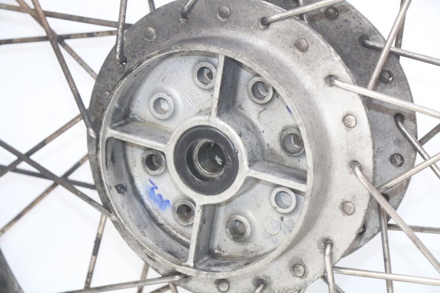 photo de LLANTA TRASERA ROYAL ENFIELD BULLET CLASSIC 500 (2017 - 2020) - Primer plano de alta resolución