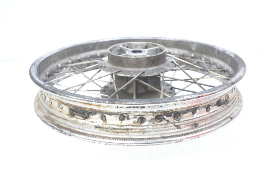 photo de LLANTA TRASERA ROYAL ENFIELD BULLET CLASSIC 500 (2017 - 2020) - Primer plano técnico