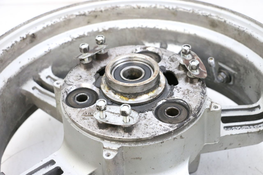 photo de LLANTA TRASERA SUZUKI BURGMAN EXECUTIVE ABS 650 (2006 - 2012) - Zoom sobre los componentes