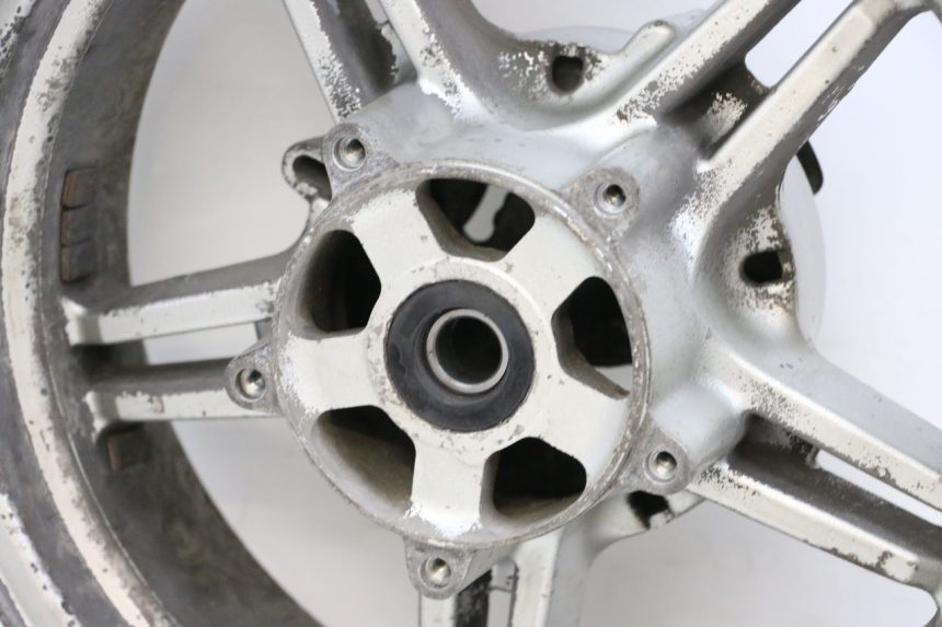 photo de LLANTA TRASERA SUZUKI BURGMAN EXECUTIVE ABS 650 (2006 - 2012) - Primer plano técnico