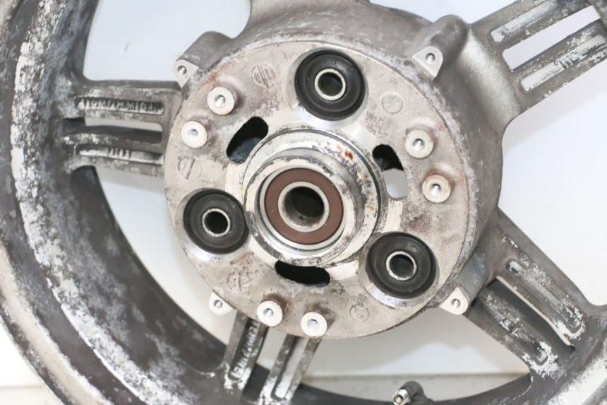 photo de LLANTA TRASERA SUZUKI BURGMAN EXECUTIVE ABS 650 (2006 - 2012) - Primer plano técnico