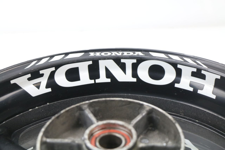 photo de LLANTA TRASERA HONDA CBR 929 RR FIREBLADE 900 (2000 - 2001) - Primer plano técnico