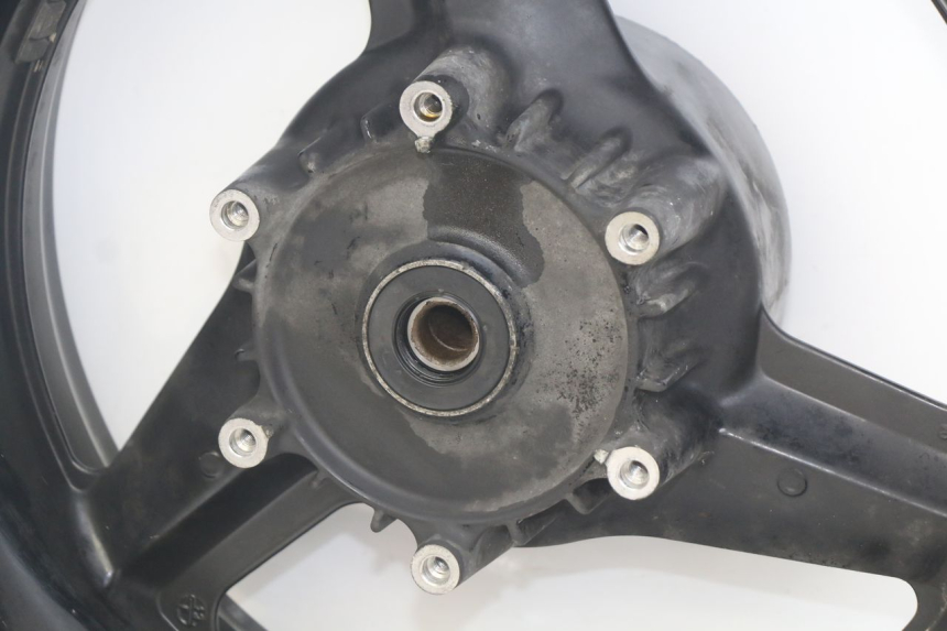 photo de LLANTA TRASERA HONDA CBR F SC25 1000 (1989 - 1992) - Primer plano de alta resolución