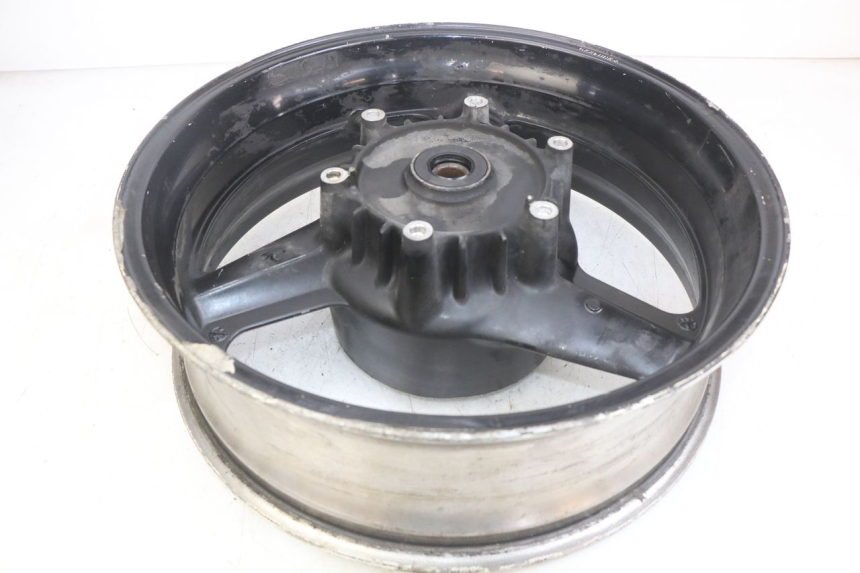 photo de LLANTA TRASERA HONDA CBR F SC25 1000 (1989 - 1992) - Primer plano técnico