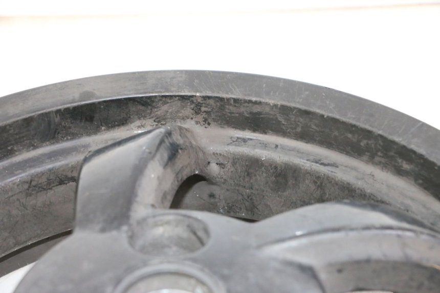 photo de LLANTA TRASERA PEUGEOT CITYSTAR 50 (2013 - 2017) - Primer plano de alta resolución