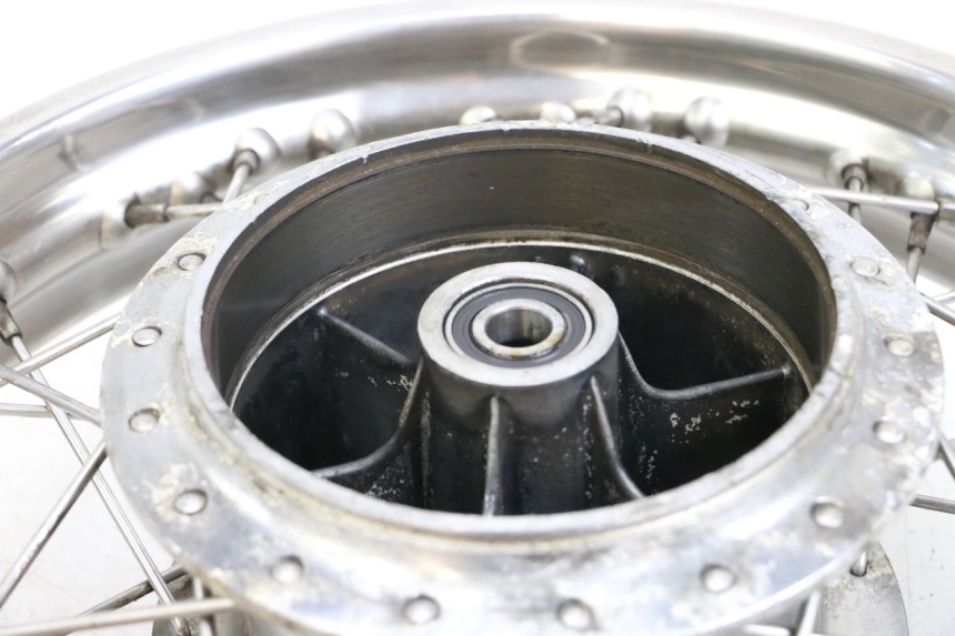 photo de LLANTA TRASERA APRILIA CLASSIC 125 (1995 - 2001) - Primer plano de alta resolución