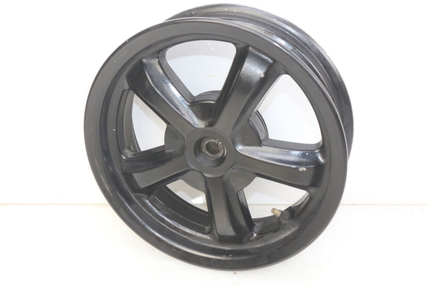 photo de LLANTA TRASERA SYM CROX 4T 50 (2016 - 2023) - Primer plano técnico