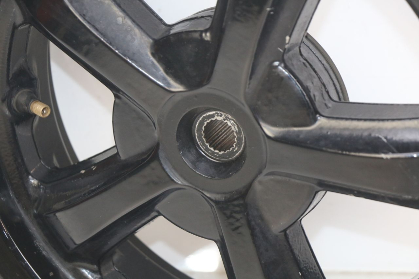 photo de LLANTA TRASERA SYM CROX 4T 50 (2016 - 2023) - Primer plano técnico