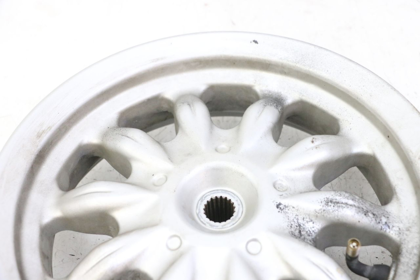 photo de LLANTA TRASERA DAELIM BESBI 125 (2007 - 2008) - Primer plano de alta resolución