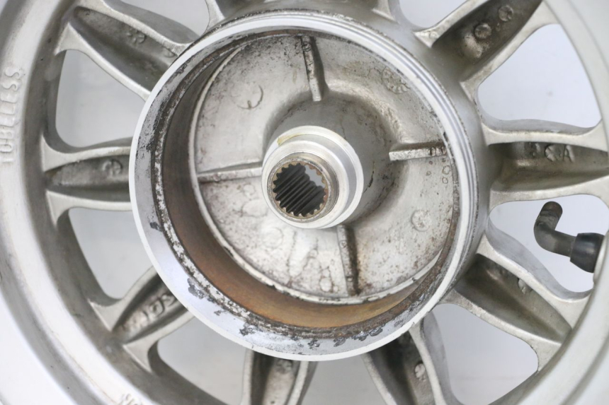 photo de LLANTA TRASERA DAELIM BESBI 125 (2007 - 2008) - Primer plano técnico