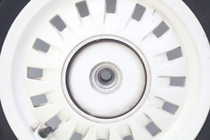 photo de LLANTA TRASERA PEUGEOT DJANGO 2T 50 (2014 - 2019) - Detalles de los puntos de fijación