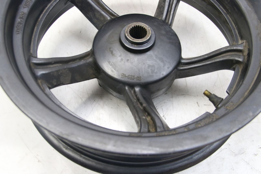 photo de LLANTA TRASERA KYMCO DOWNTOWN ABS 125 (2015 - 2017) - Primer plano técnico