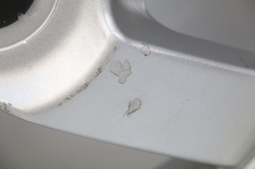 photo de LLANTA TRASERA PEUGEOT E-VIVACITY 1 (2012 - 2018) - Primer plano de alta resolución