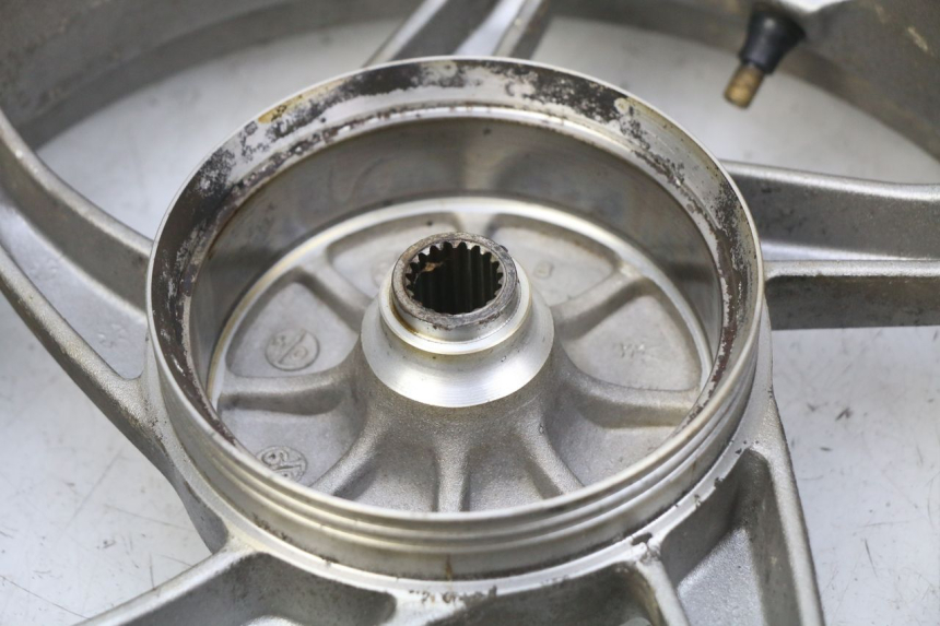 photo de LLANTA TRASERA SYM FIDDLE 2 50 (2008 - 2013) - Primer plano técnico