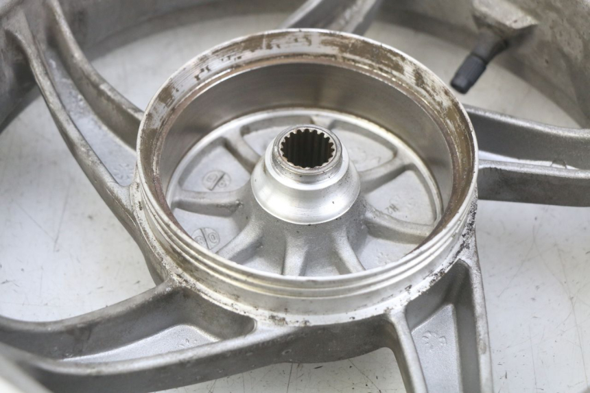 photo de LLANTA TRASERA SYM FIDDLE 2 50 (2008 - 2013) - Primer plano técnico