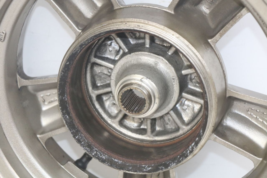 photo de LLANTA TRASERA SYM FIDDLE 3 III 125 (2014 - 2020) - Primer plano técnico