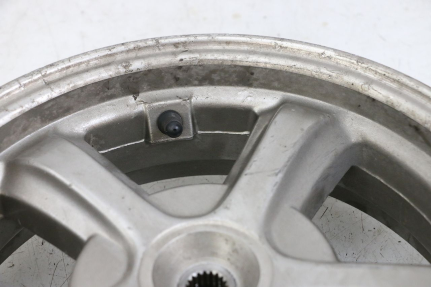 photo de Llanta trasera SYM FIDDLE 3 III 50 (2014 - 2020) - Primer plano de alta resolución