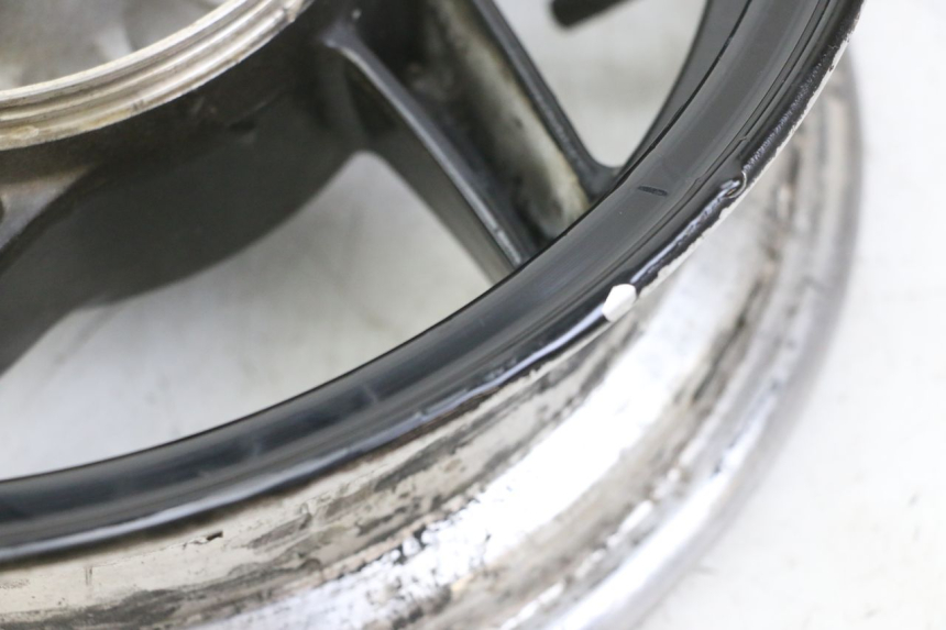 photo de LLANTA TRASERA SYM FIDDLE 125 (2008 - 2010) - Primer plano de alta resolución