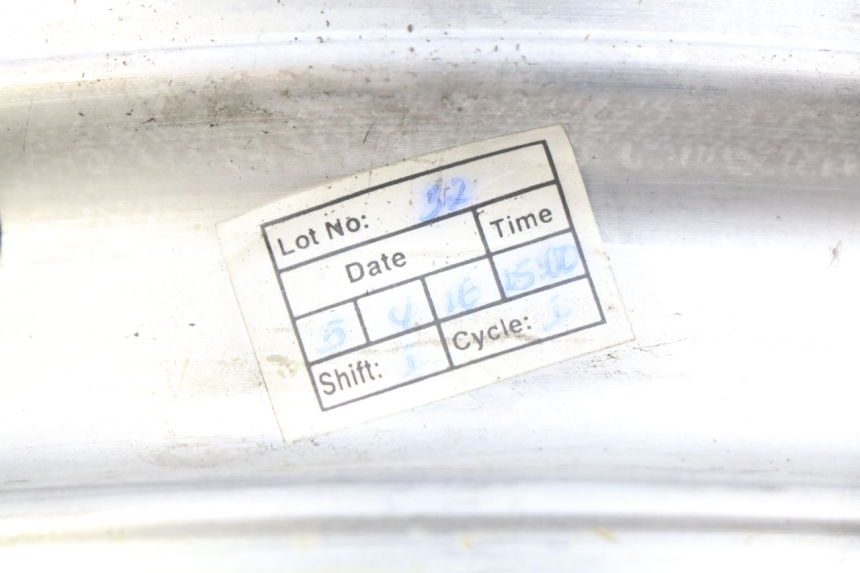 photo de LLANTA TRASERA PIAGGIO FLY 4T 50 (2013 - 2017) - Primer plano técnico