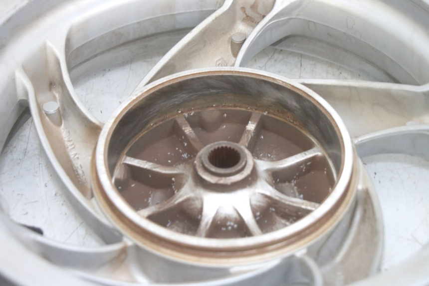 photo de LLANTA TRASERA PIAGGIO FLY 125 (2005 - 2012) - Detalles de los puntos de fijación