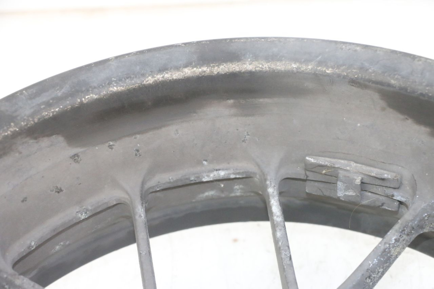 photo de LLANTA TRASERA HONDA FORZA ABS 300 (2013 - 2017) - Primer plano de alta resolución