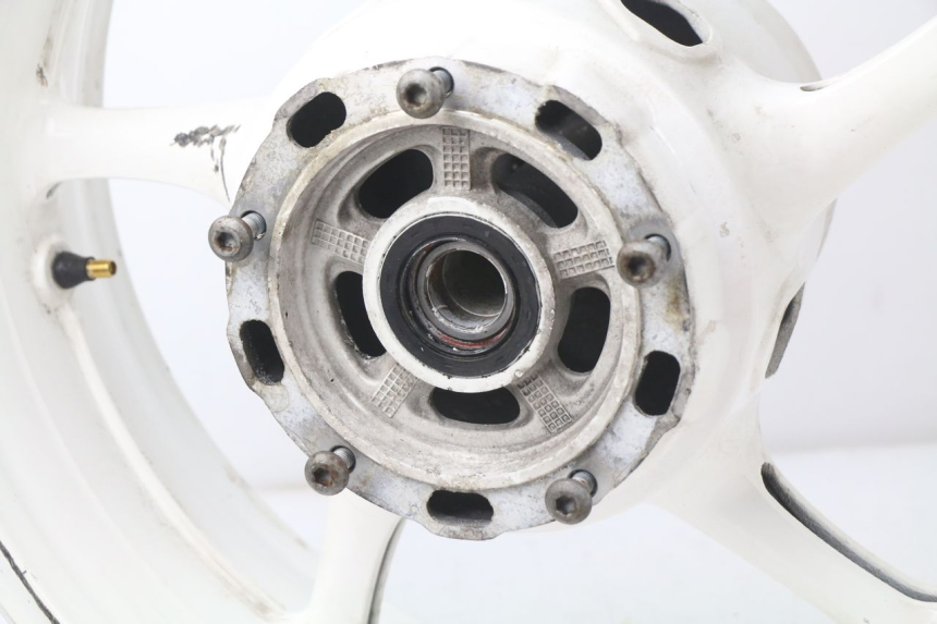 photo de LLANTA TRASERA YAMAHA FZ8 800 (2010 - 2016) - Detalles de los puntos de fijación