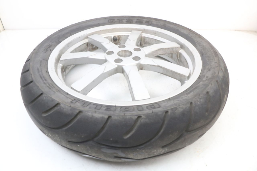 photo de LLANTA TRASERA PEUGEOT GEOPOLIS RS 125 (2007 - 2009) - Primer plano técnico