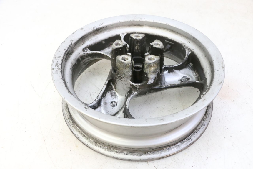 photo de LLANTA TRASERA KYMCO GRAND DINK 125 (2002 - 2007) - Primer plano de alta resolución