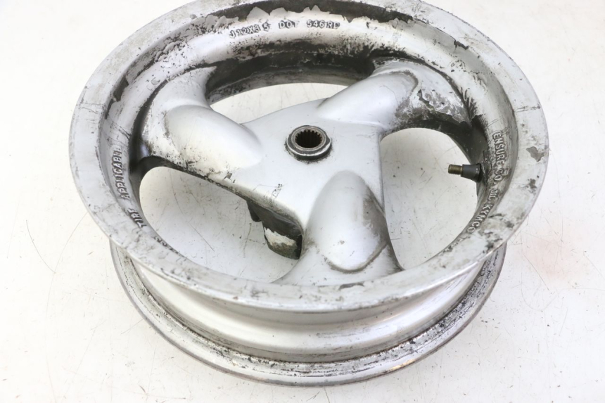 photo de LLANTA TRASERA KYMCO GRAND DINK 125 (2002 - 2007) - Enfoque en la estructura