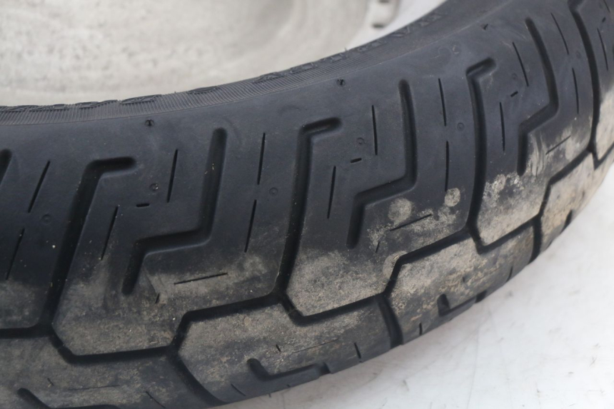 photo de LLANTA TRASERA HARLEY DAVIDSON SPORTSTER XL CUSTOM 883 (1999 - 2006) - Enfoque en la estructura