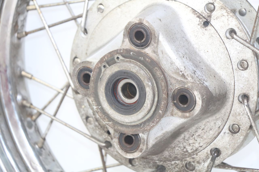 photo de LLANTA TRASERA SYM HUSKY 125 (1999 - 2005) - Otra vista del artículo