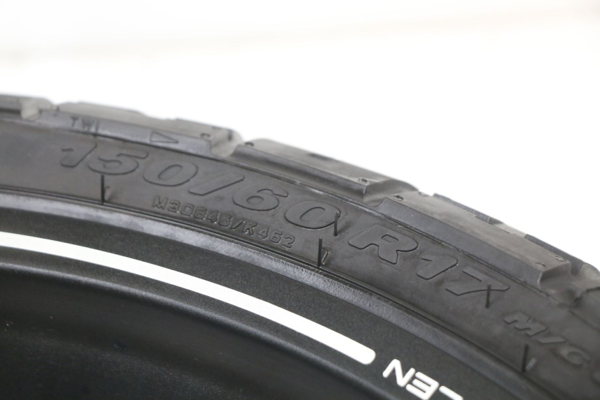 photo de LLANTA TRASERA HUSQVARNA SVARTPILEN 401 (2018 - 2023) - Primer plano de alta resolución