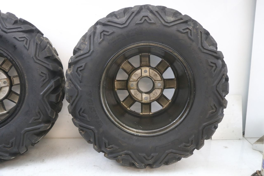 photo de LLANTA TRASERA HYTRACK HY S 4X4 410 (2013 - 2016) - Primer plano de alta resolución