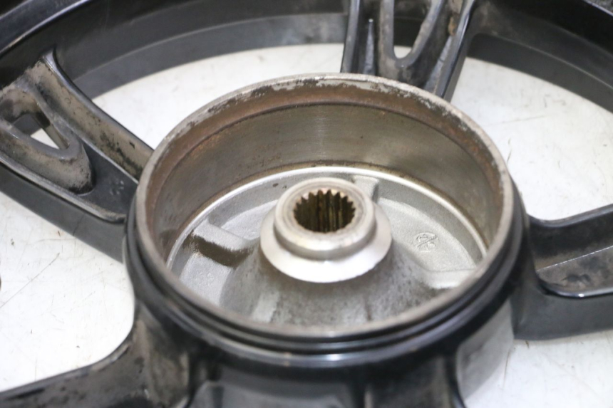 photo de LLANTA TRASERA PEUGEOT KISBEE 2T 50 (2010 - 2017) - Primer plano técnico