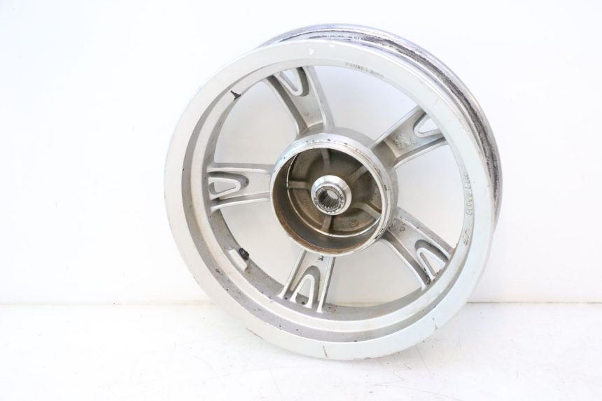 photo de LLANTA TRASERA PEUGEOT KISBEE 2T 50 (2010 - 2017) - Detalle de la pieza
