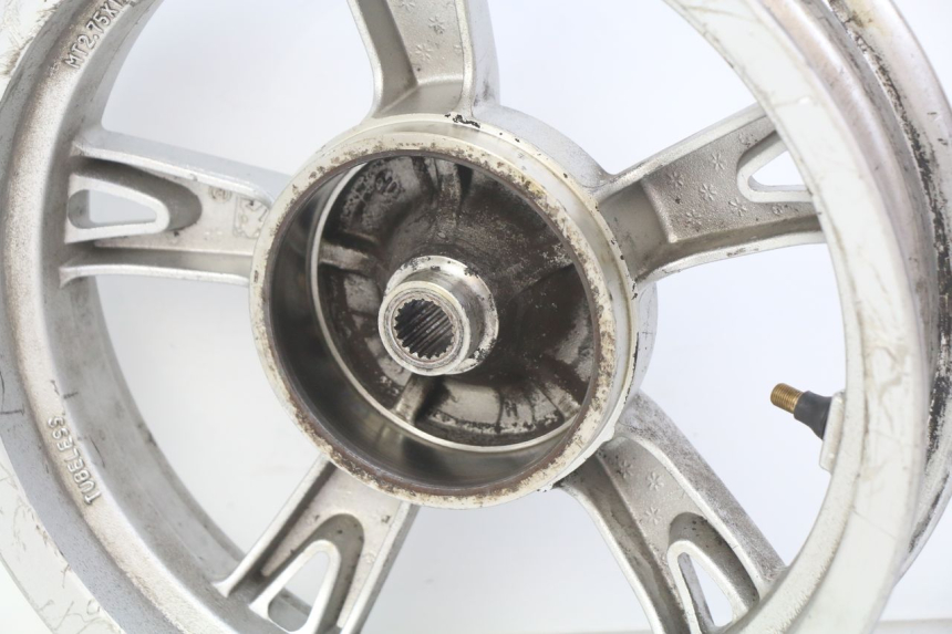 photo de LLANTA TRASERA PEUGEOT KISBEE 4T 50 (2018 - 2022) - Primer plano técnico