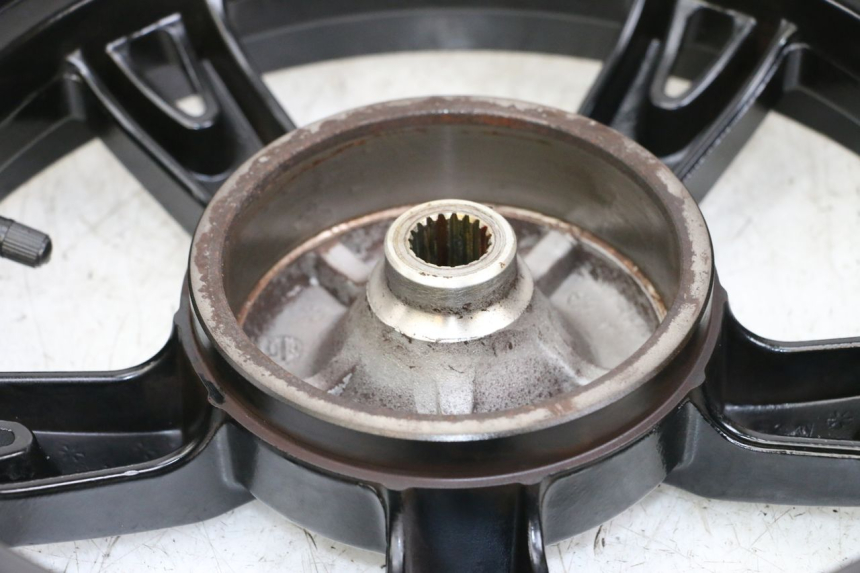 photo de LLANTA TRASERA PEUGEOT KISBEE 4T 50 (2018 - 2022) - Primer plano de alta resolución