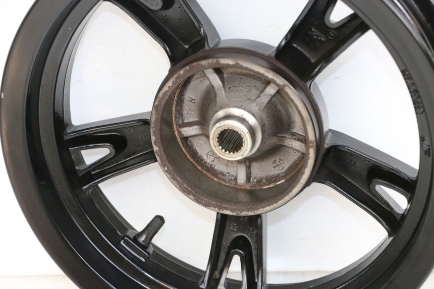 photo de LLANTA TRASERA PEUGEOT KISBEE 4T 50 (2018 - 2022) - Primer plano técnico