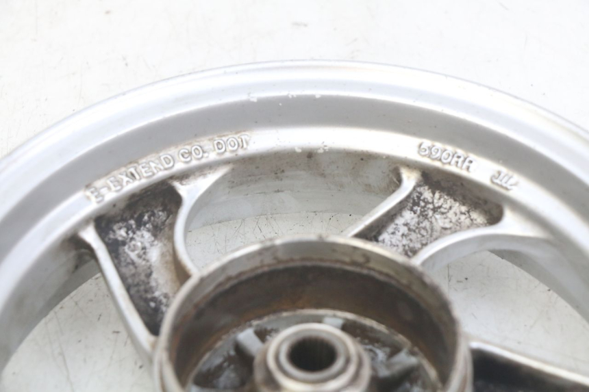 photo de LLANTA TRASERA SYM MIO 50 (2011 - 2017) - Características distintivas