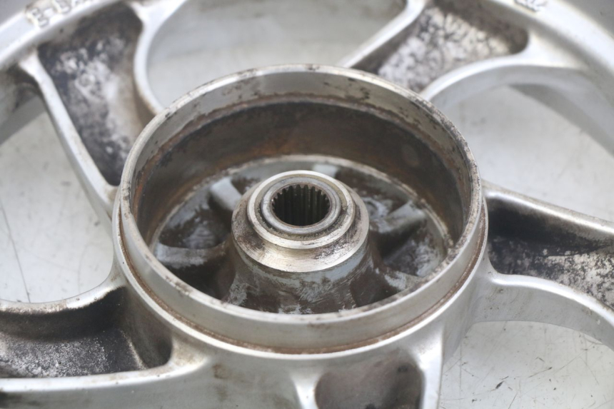 photo de LLANTA TRASERA SYM MIO 50 (2011 - 2017) - Primer plano de alta resolución