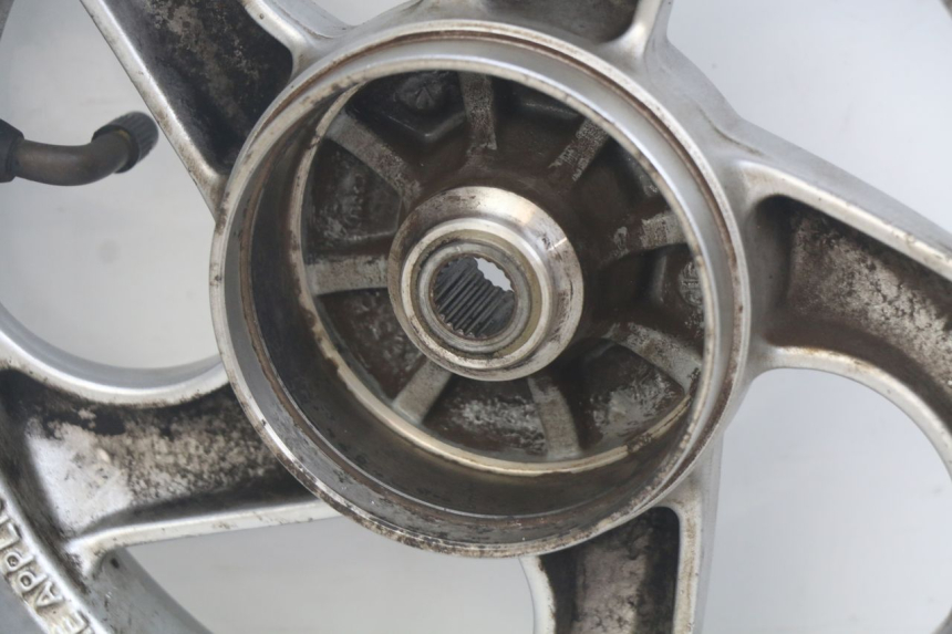 photo de LLANTA TRASERA SYM MIO 50 (2011 - 2017) - Primer plano técnico