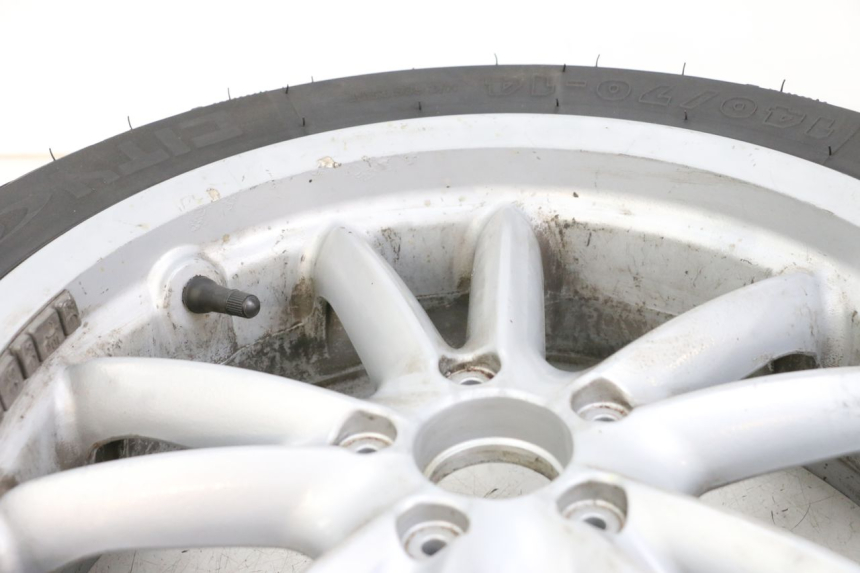 photo de LLANTA TRASERA PIAGGIO MP3 LT 400 (2007 - 2012) - Primer plano técnico