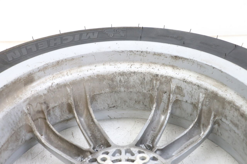 photo de LLANTA TRASERA PIAGGIO MP3 LT 400 (2007 - 2012) - Detalles de los puntos de fijación