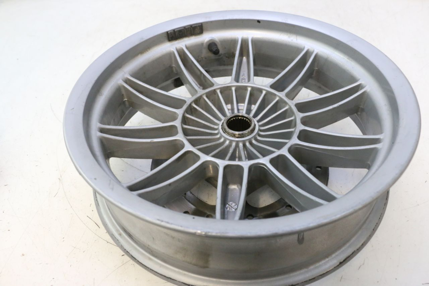 photo de LLANTA TRASERA PIAGGIO MP3 LT 300 (2010 - 2016) - Primer plano técnico